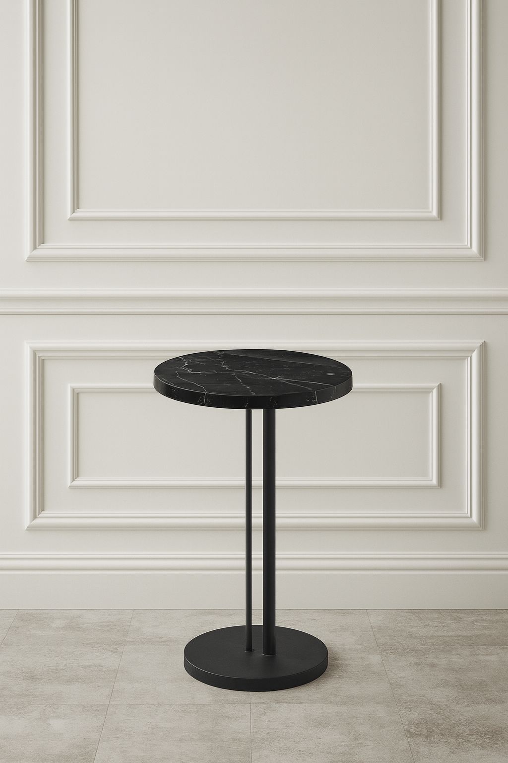 طاولة جانبية فاخرة بسطح رخامي أسود وقاعدة معدنية